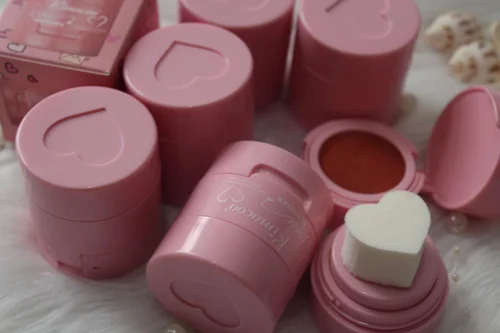 رژگونه استامپی قلبی – ماندگاری بالا و بافت مخملی